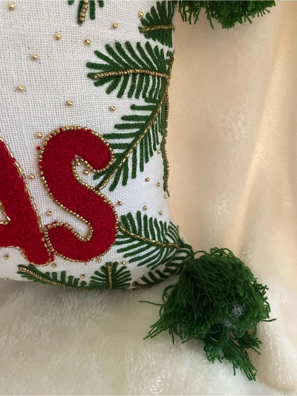 Holiday 'Merry Christmas' Decorative Pillow - White and Green with tassels